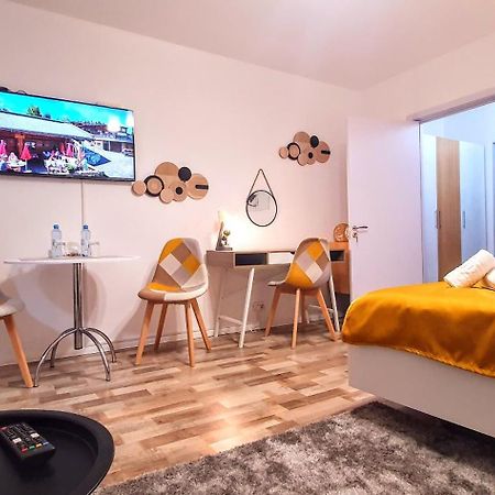 The Yellow King - Luxurious Apartment Bukarest Kültér fotó